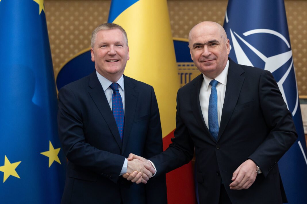 NEWS.ro: Premierul Ilie Bolojan a discutat cu Michael McGrath, comisarul european pentru justiţie despre reforma pensiilor de serviciu şi sustenabilitatea sistemului, în contextul presiunilor bugetare şi al jaloanelor din PNRR