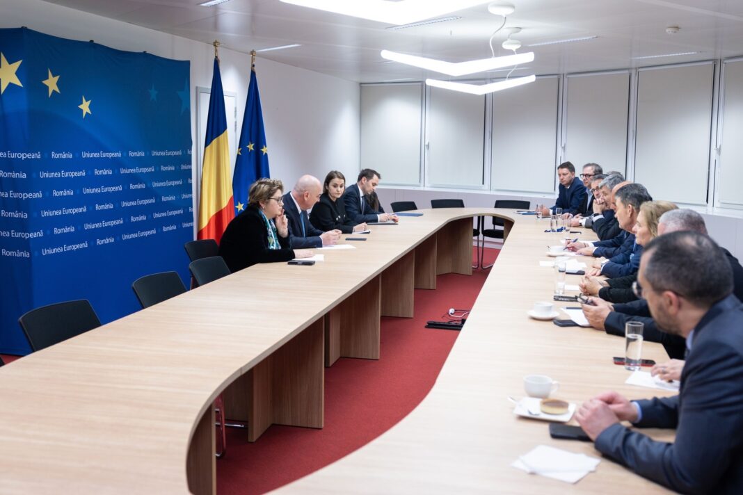 NEWS.ro: Premierul, întâlnire la Bruxelles cu europarlamentari ai Coaliţiei / S-a discutat despre reforma administraţiei, relansarea economică şi recuperarea celor 231 de milioane de euro din PNRR
