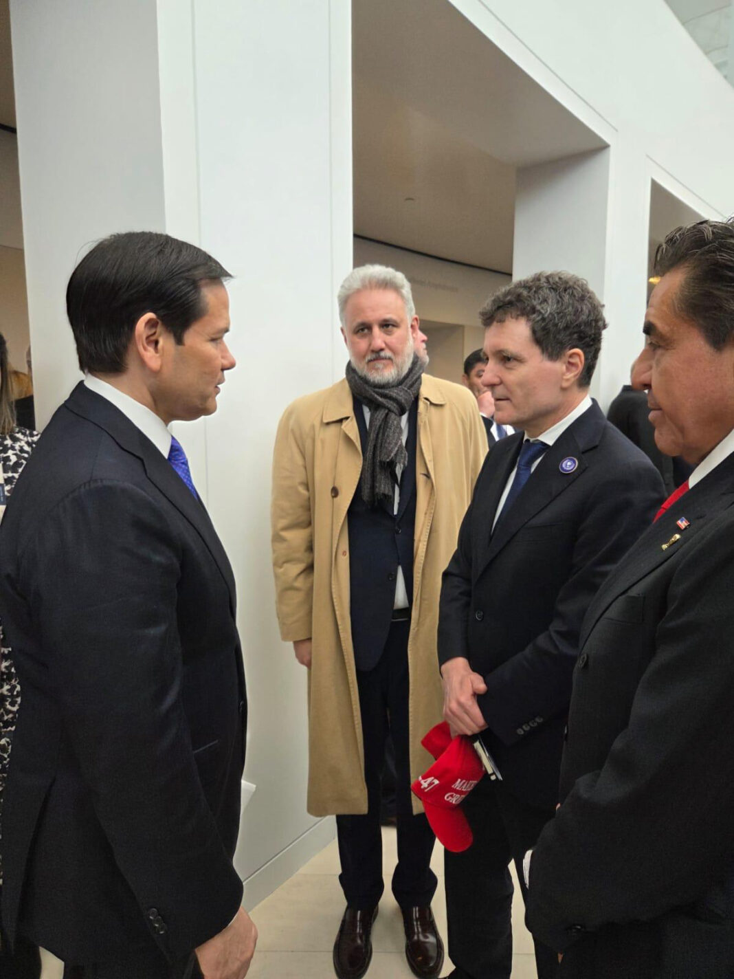 NEWS.ro: Preşedintele Nicuşor Dan a discutat cu secretarul de stat american Marco Rubio / Şeful statului a primit o şapcă inscriţionată cu MAGA