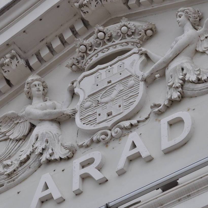 NEWS.ro: Primăria Arad afirmă că nu a interzis şi nu interzice organizarea de manifestaţii publice: O simplă notificare transmisă prin e-mail, în afara orelor de program cu publicul, nu suplineşte cerinţele expres prevăzute de Legea nr. 60/1991