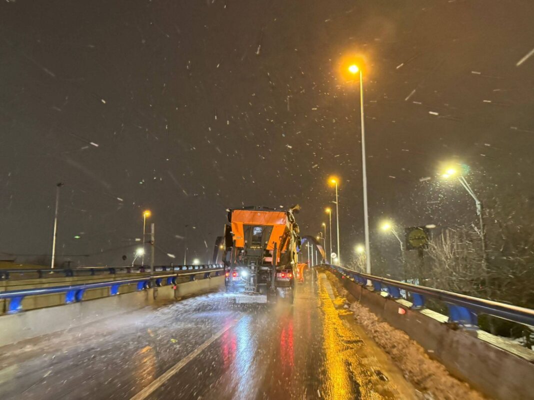NEWS.ro: Primăria Capitalei anunţă că monitorizează situaţia intervenţiilor pentru deszăpezire / Ce efective au fost anunţate de primăriile de sector - FOTO