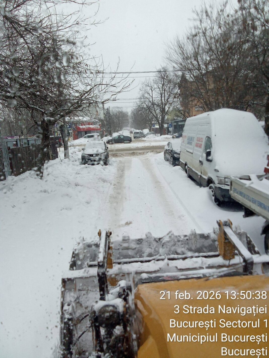 NEWS.ro: Primăria Sectorului 1 anunţă că până acum au fost împrăştiate aproximativ 700 de tone de material antiderapant / 270 de muncitori desfăşoară activităţi de deszăpezire în staţiile STB şi la trecerile de pietoni