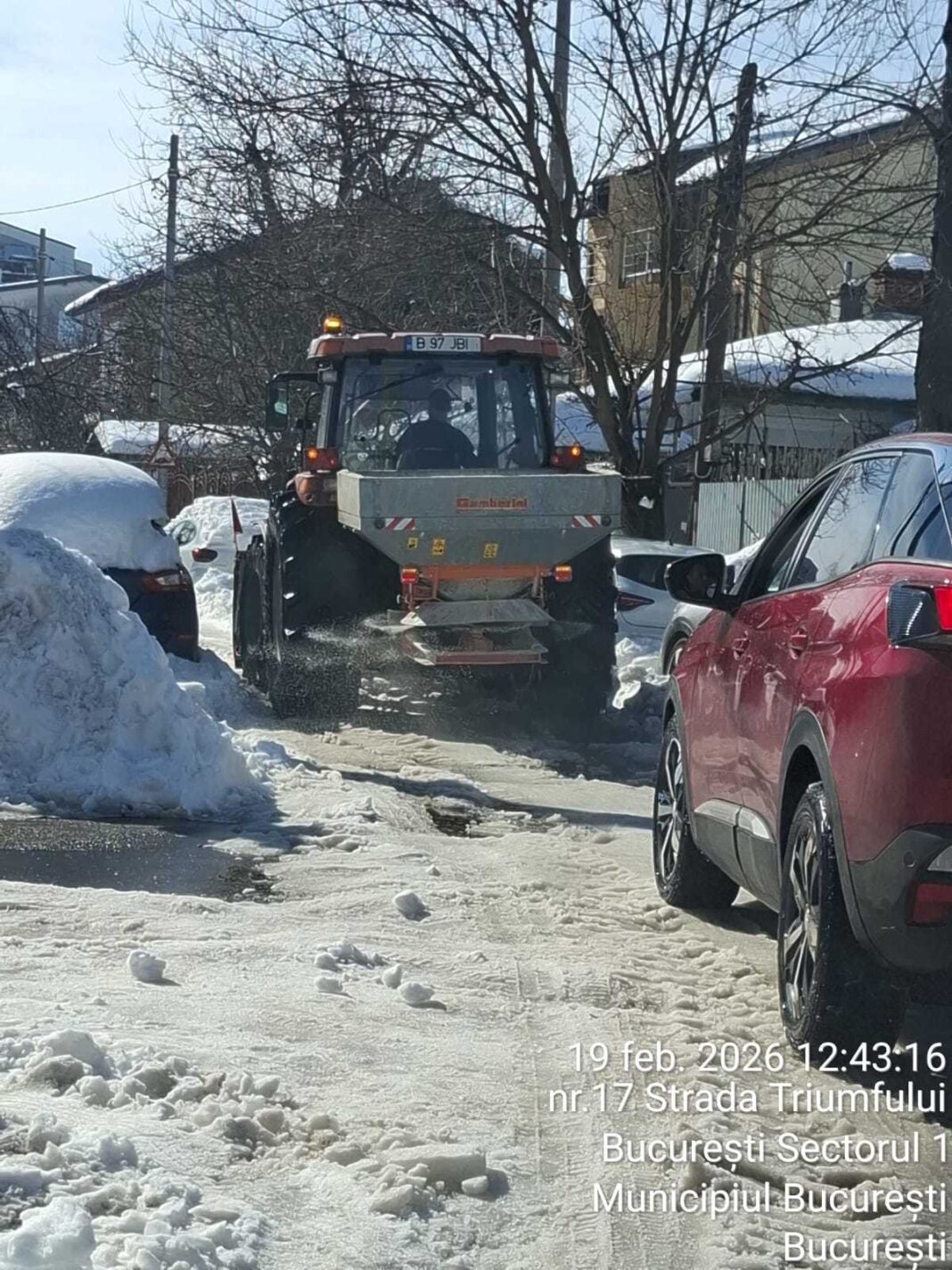 NEWS.ro: Primăria Sectorului 1 anunţă că va da sancţiuni pentru nerespectarea obligaţiilor de deszăpezire, întrucât străzile şi trotuarele sunt încă blocate de nămeţi