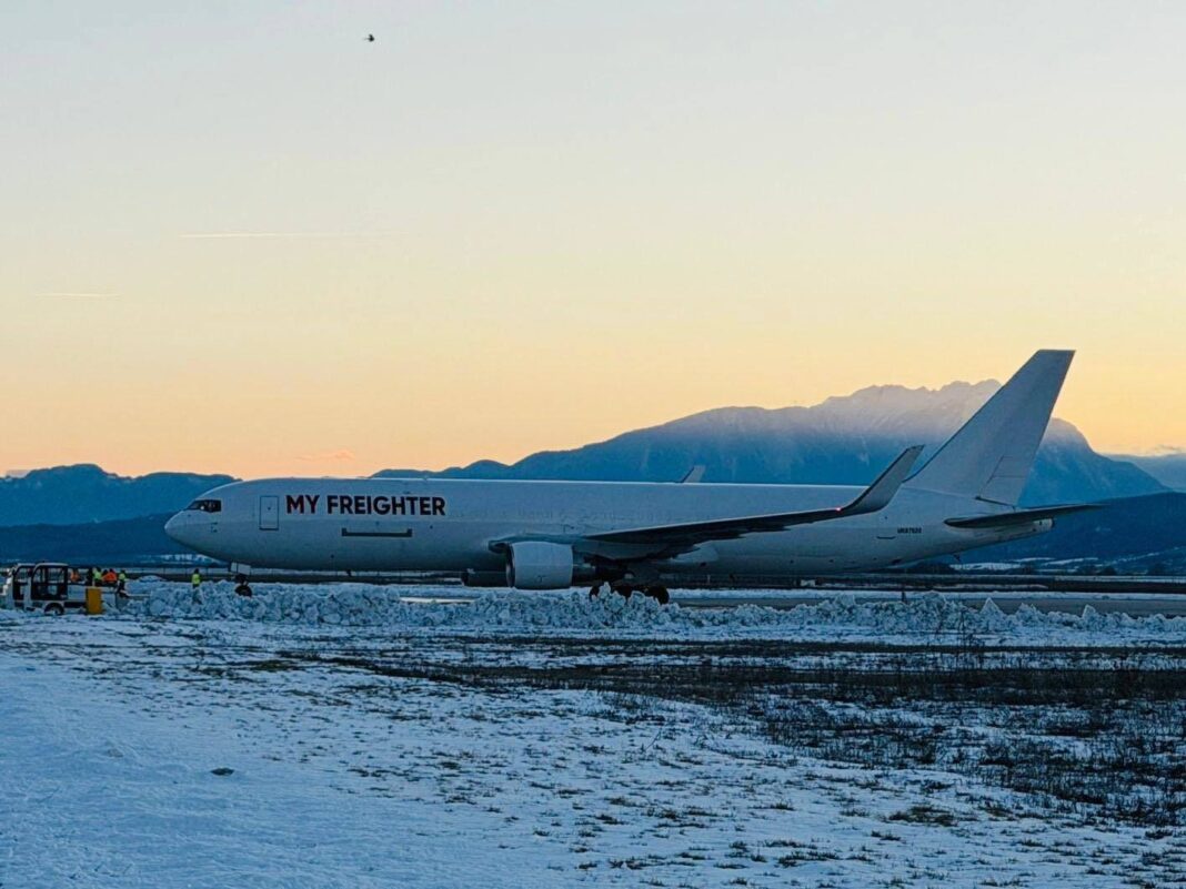 NEWS.ro: Primul zbor cargo pe Aeroportul Internaţional Braşov-Ghimbav - Un Boeing 767 a transportat aproximativ 47 de tone de marfă / Adrian Veştea: Un semnal că infrastructura construită începe să genereze oportunităţi reale pentru economie