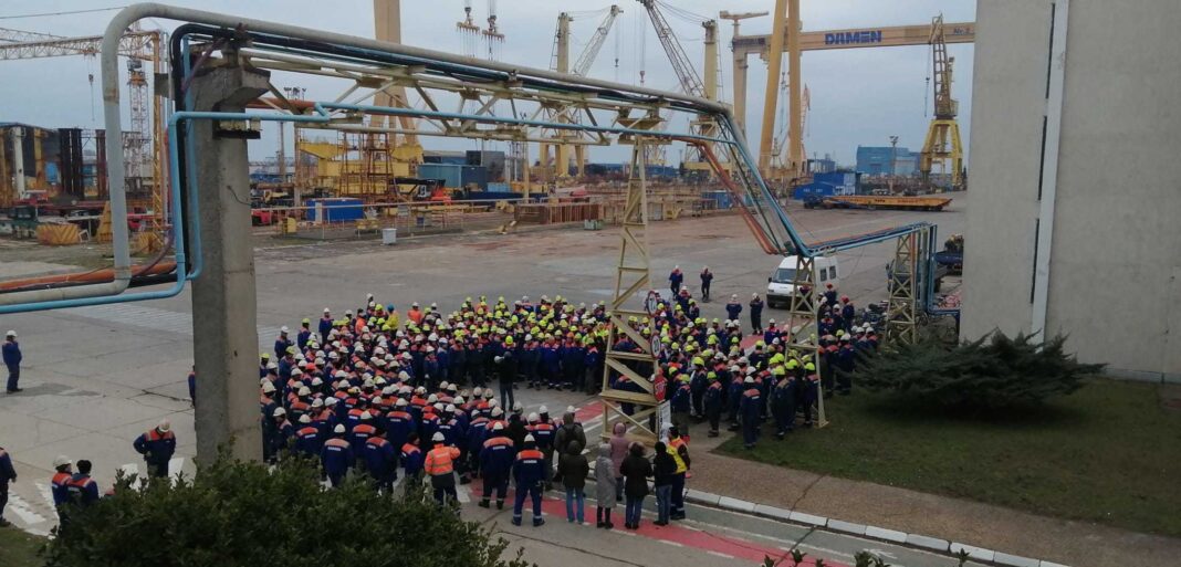 NEWS.ro: Protest al angajaţilor de la Şantierul Naval Mangalia / Oamenii sunt nemulţumiţi că nu şi-au primit salariile restante şi că nu mai au de lucru - FOTO