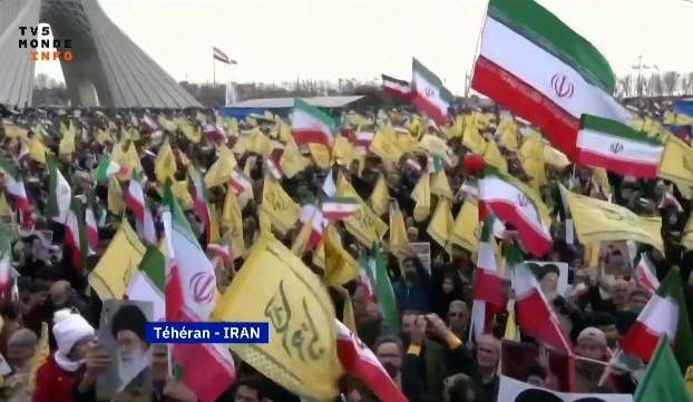 NEWS.ro: Puterea iraniană, sub presiunea americană, sărbătoreşte aniversarea Revoluţiei Islamice. După mari defilări, noaptea s-au auzit lozinci anti-Khamenei, umbrind sărbătoarea regimului mollahilor - VIDEO