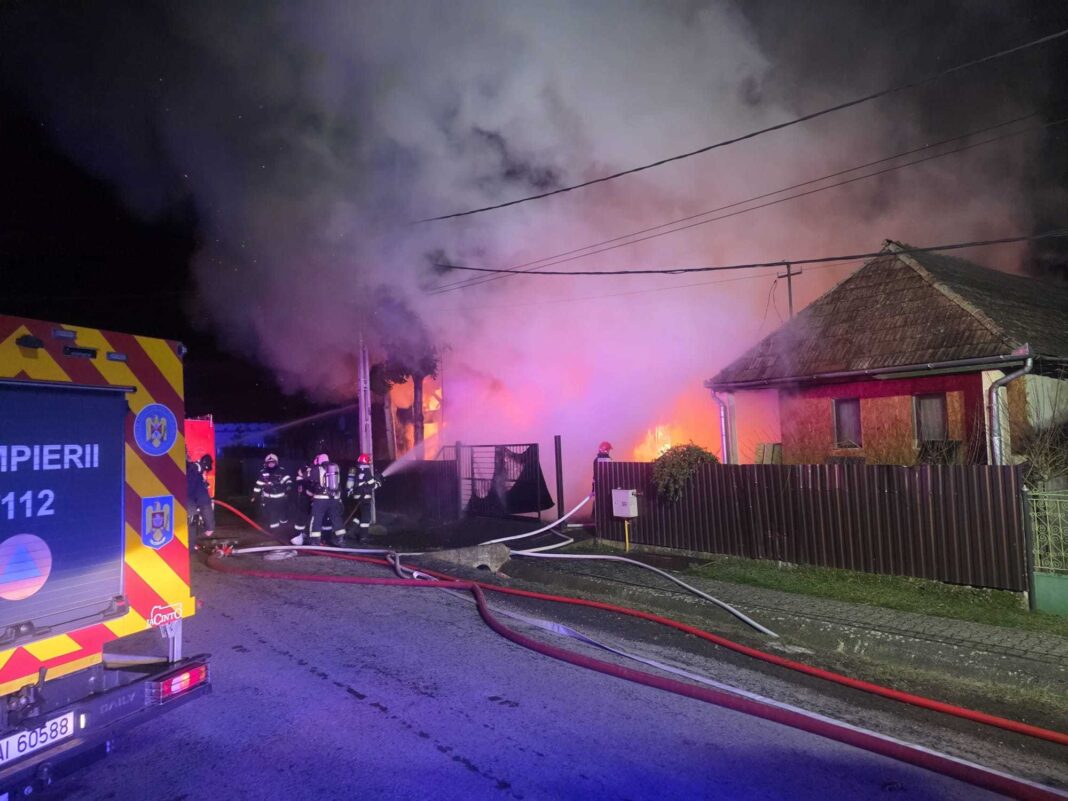 NEWS.ro: Puternic incendiu într-o localitate din judeţul Mureş  - Focul a cuprins o casă din lemn şi s-a extins la a doua – FOTO / VIDEO
