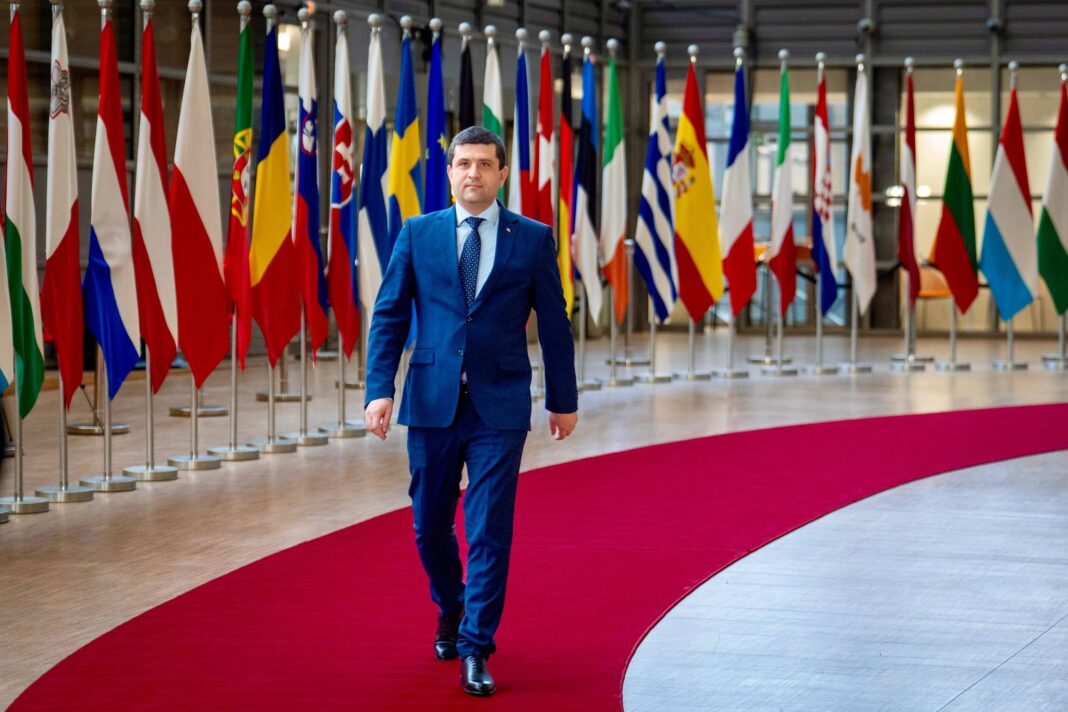 NEWS.ro: Radu Miruţă: Europa îşi dezvoltă capacităţile de apărare, dar aceste eforturi trebuie dublate de protejarea minţilor noastre / Securitatea nu înseamnă doar echipamente şi investiţii, ci şi capacitatea de a discerne adevărul