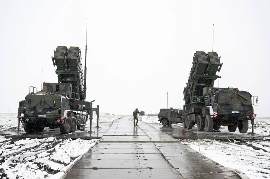 NEWS.ro: Regatul Unit urmează să ofere Ucrainei un ajutor în sumă de 575 mil. €, anunţă ministrul britanic al Apărării John Healey înaintea unei reuniuni NATO a omologilor săi europeni. Boris Pistorius denunţă un ”terorism împotriva populaţiei civile ucrainene”