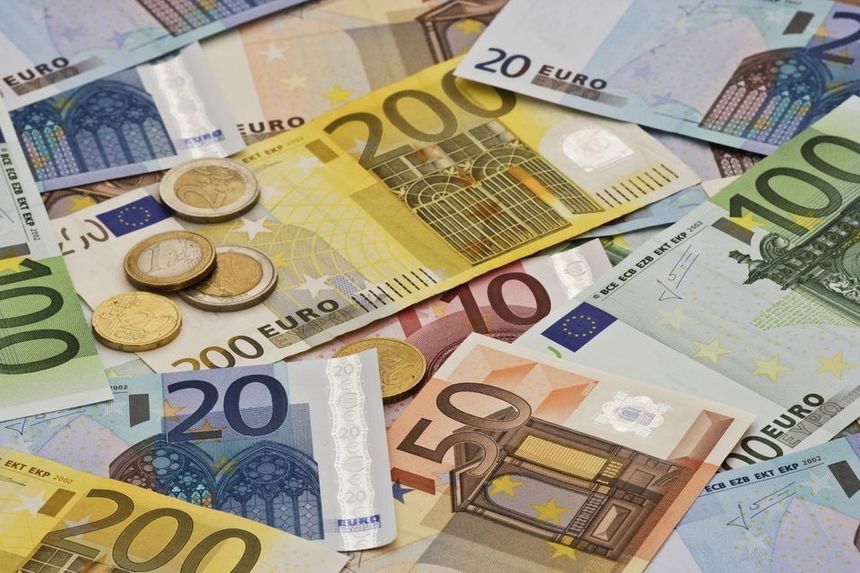 NEWS.ro: Reprezentanţii firmelor care au înşelat CNAIR declarând transporturi agabaritice cu date false, pentru a plăti taxe mai mici, au restituit prejudiciul de 1,6 milioane de euro. Peste 30 de persoane, inculpate în acest dosar