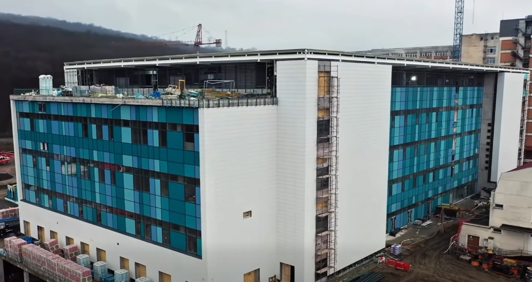 NEWS.ro: Rogobete: După centrul de mari arşi de la Timişoara, intră în linie dreaptă centrul de arşi grav de la Târgu Mureş. Construcţia e aproape finalizată. Va putea fi dat în folosinţă, cel mai probabil, în toamna acestui an - VIDEO