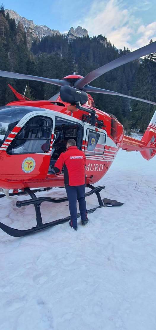 NEWS.ro: Salvamont Braşov, acţiune în zona Mălăieşti din Munţii Bucegi / O persoană cu suspiciune de fractură a primit primul ajutor din partea salvatorilor montani / Elicopterul SMURD, trimis în zonă pentru preluarea victimei
