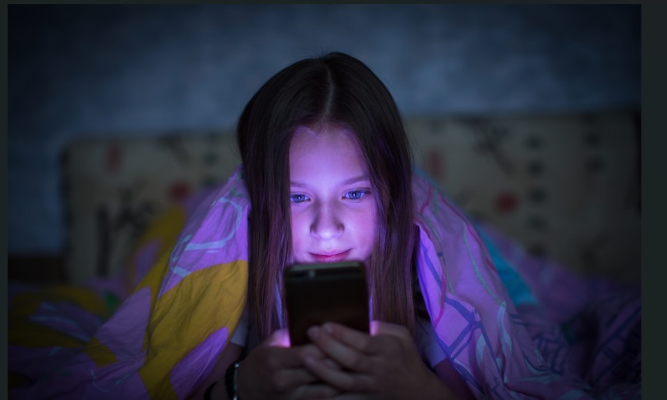 NEWS.ro: Salvaţi Copiii recomandă interdicţia totală a accesului copiilor sub 13 ani pe reţelele sociale şi acces limitat pentru cei între 13 şi 15 ani şi cere sancţiuni reale pentru platformele care permit crearea de conturi de către minori fără verificare