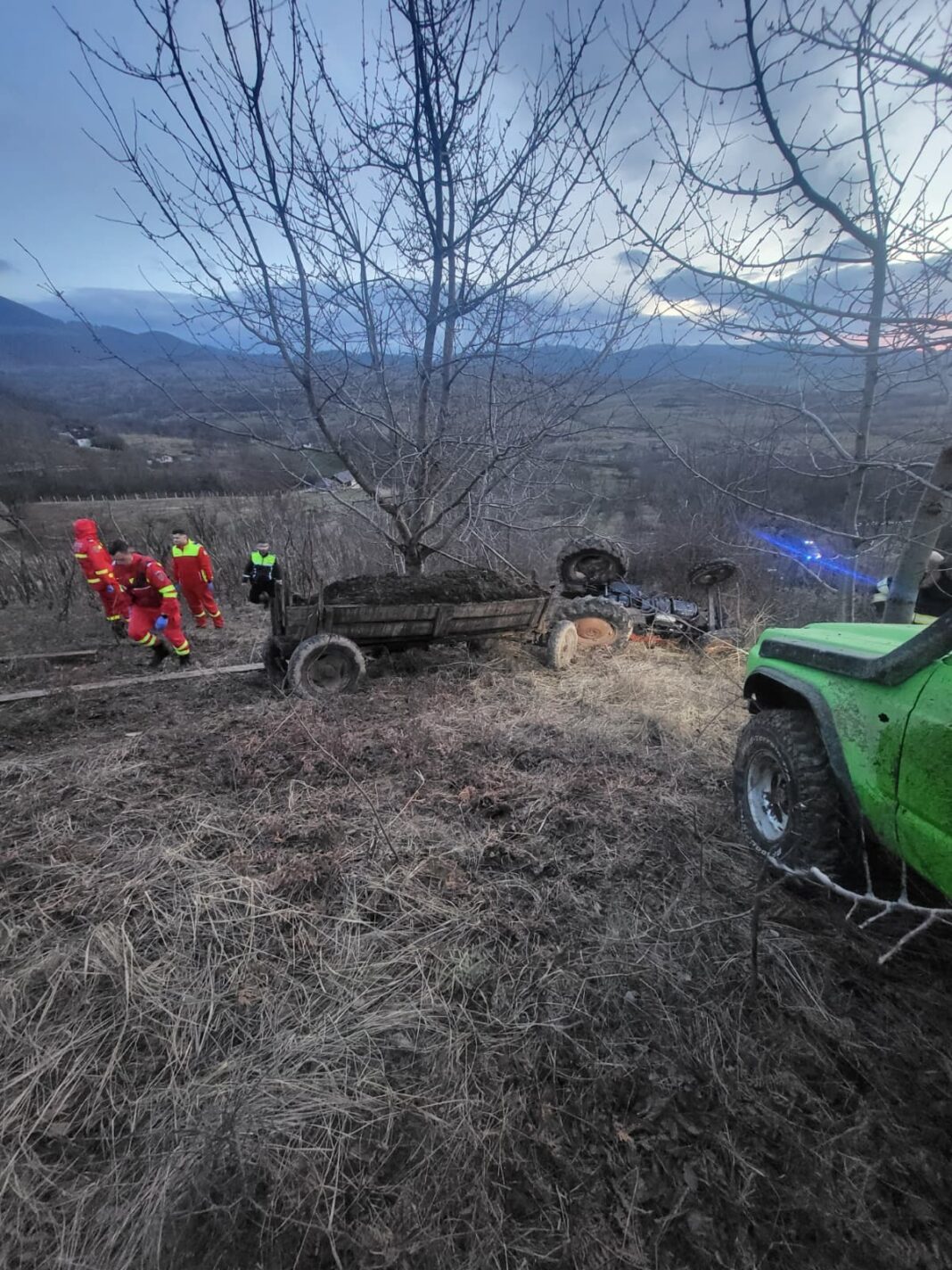 NEWS.ro: Satu Mare: Un bărbat a murit după ce a fost prins sub un tractor care s-a răsturnat - FOTO