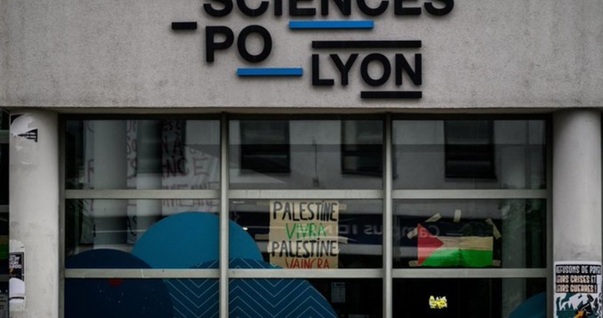 NEWS.ro: Scandal în Franţa după spitalizarea în moarte cerebrală a unui tânăr de 23 de ani din gruparea identitară de extremă dreapta Némésis, după ce a fost bătut la Lyon de presupuşi antifascişti în marja unei conferinţe a eurodeputatei Rima Hassan