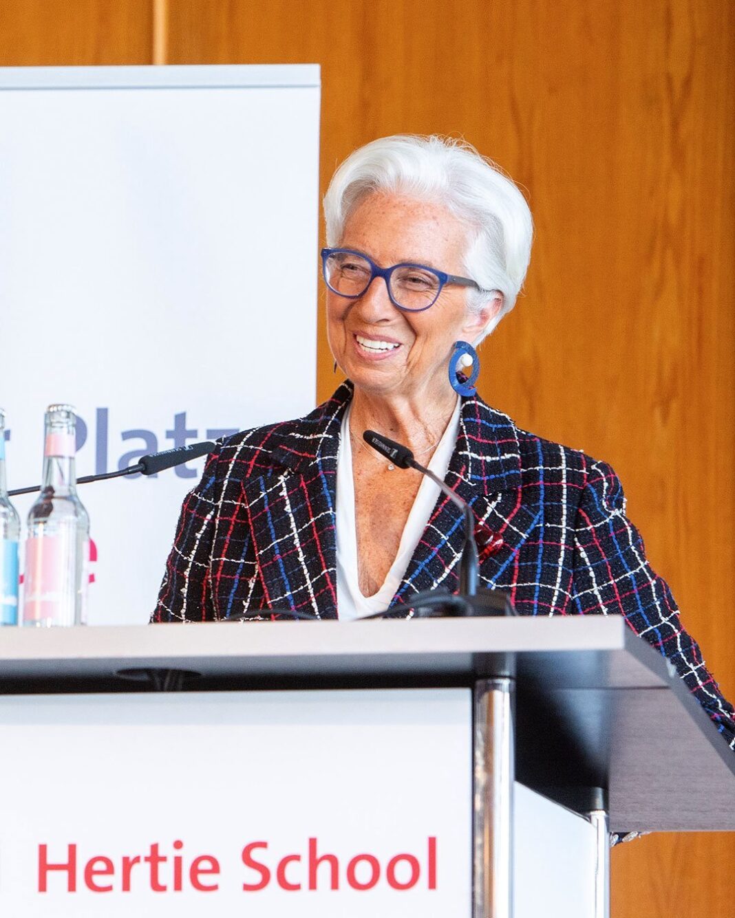 NEWS.ro: Şefa BCE, Christine Lagarde, respinge speculaţiile că ar putea renunţa anticipat la funcţie