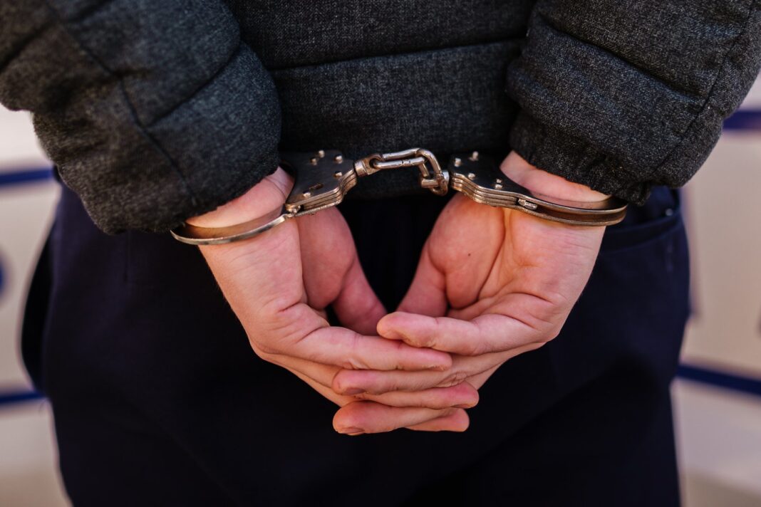 NEWS.ro: Şofer reţinut de poliţişti, după o urmărire pe străzile din Timişoara/ El a lovit autospeciala de Poliţie, apoi a fugit într-un parc, unde a fost prins/ Bărbatul nu avea permis şi consumase alcool - VIDEO