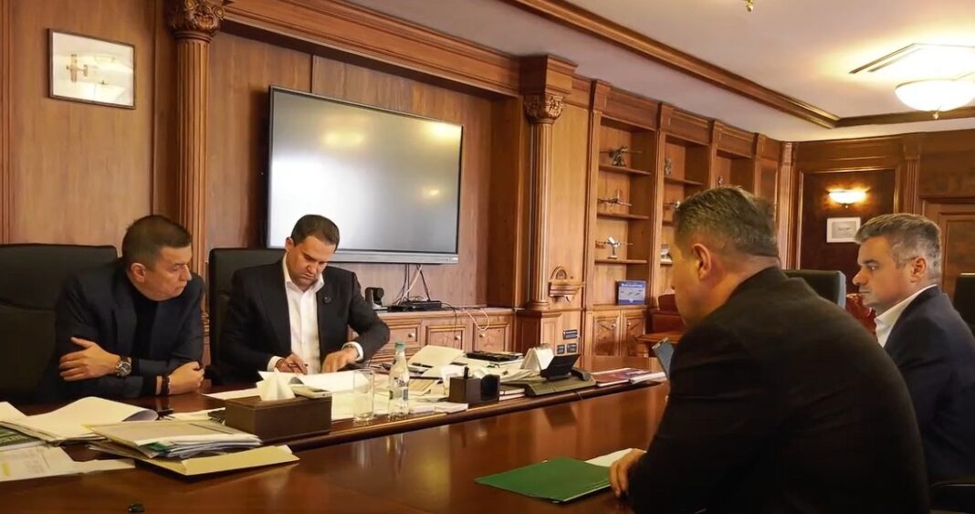 NEWS.ro: Sorin Grindeanu, întâlnire cu ministrul Transporturilor, legată de buget: PSD nu va renunţa la marile proiecte de infrastructură. Anul acesta este anul în care se pot doborî recorduri la numărul de kilometri daţi în circulaţie