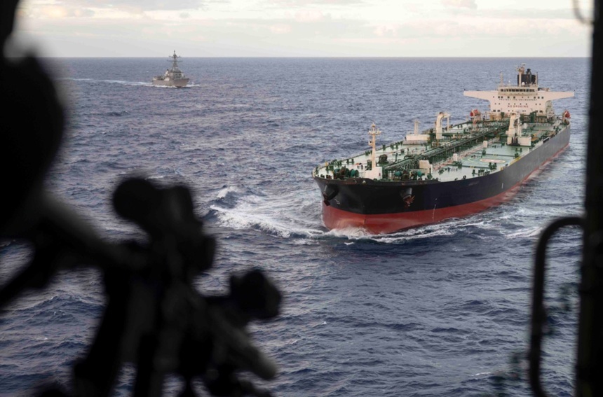 NEWS.ro: SUA confiscă, la Oceanul Indian, petrolierul Aquila II, după ce l-au urmărit din Caraibe şi au urcat la bord ”fără incidente”, anunţă Pentagonul. Nava, vizată de blocada impusă de Trump Venezuelei