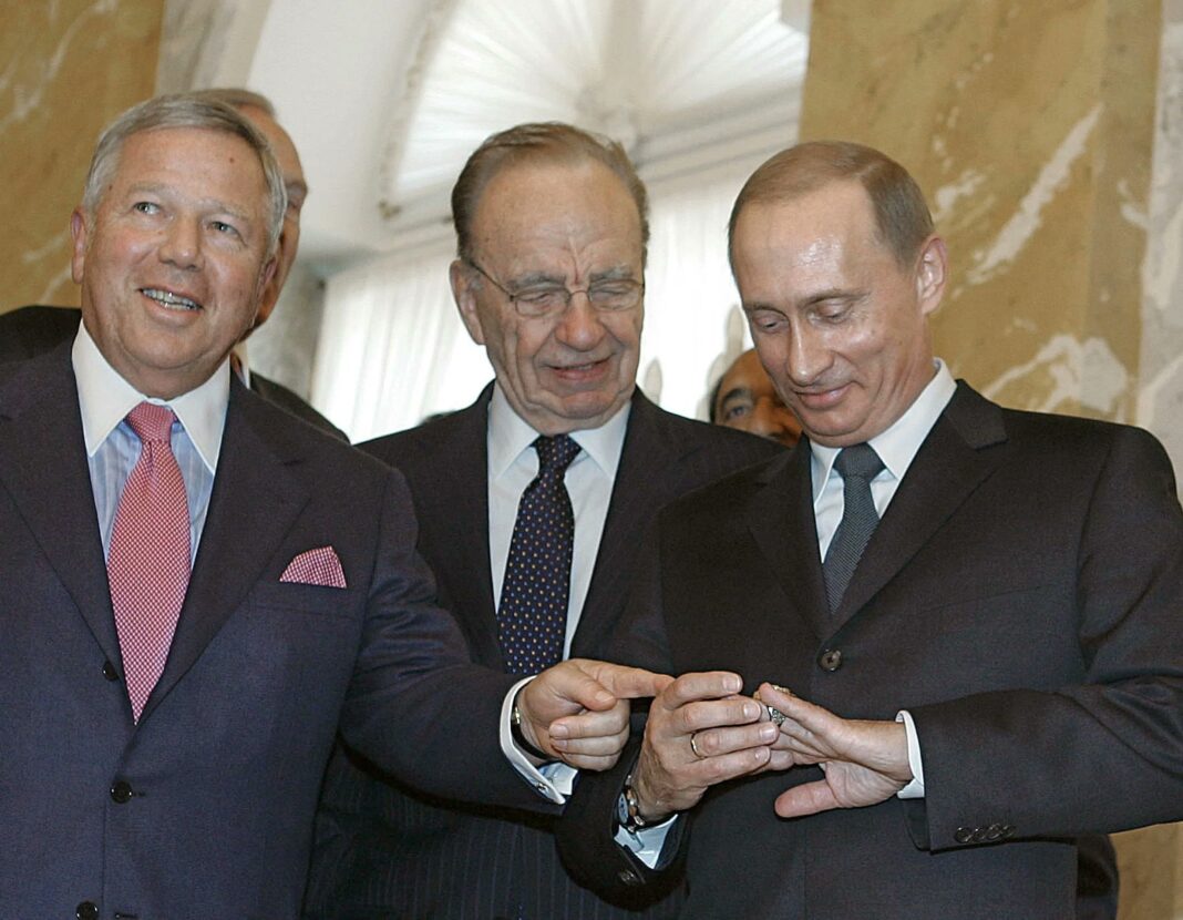 NEWS.ro: Super Bowl: Cum a pus mâna Vladimir Putin pe inelul de campion al proprietarului echipei Patriots / 