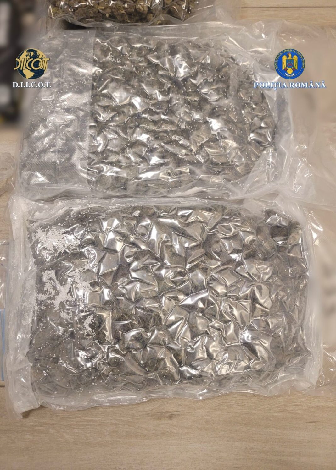 NEWS.ro: Tânăr, arestat preventiv după ce a plasat, în mai multe locuri din municipiul Iaşi, pachete conţinând canabis şi cocaină/ La adresa lui au fost găsite peste 3 kilograme de canabis