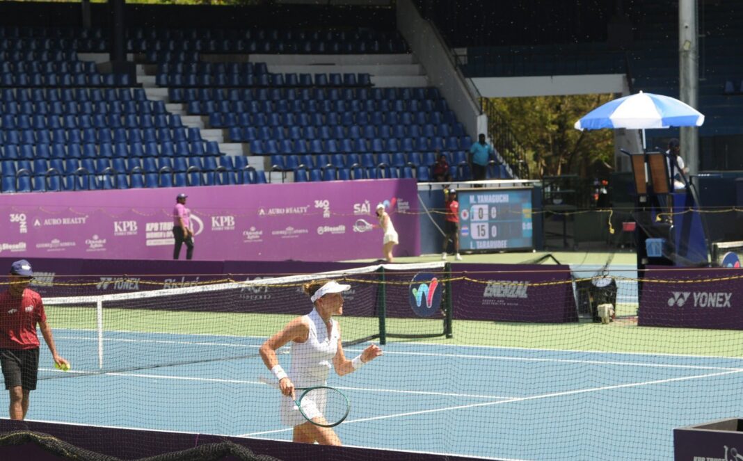 NEWS.ro: Tenis: Jucătoarele au alergat să se adăpostească după ce albinele au invadat terenul din Bengaluru, la un turneu ITF la care participă şi o româncă - VIDEO