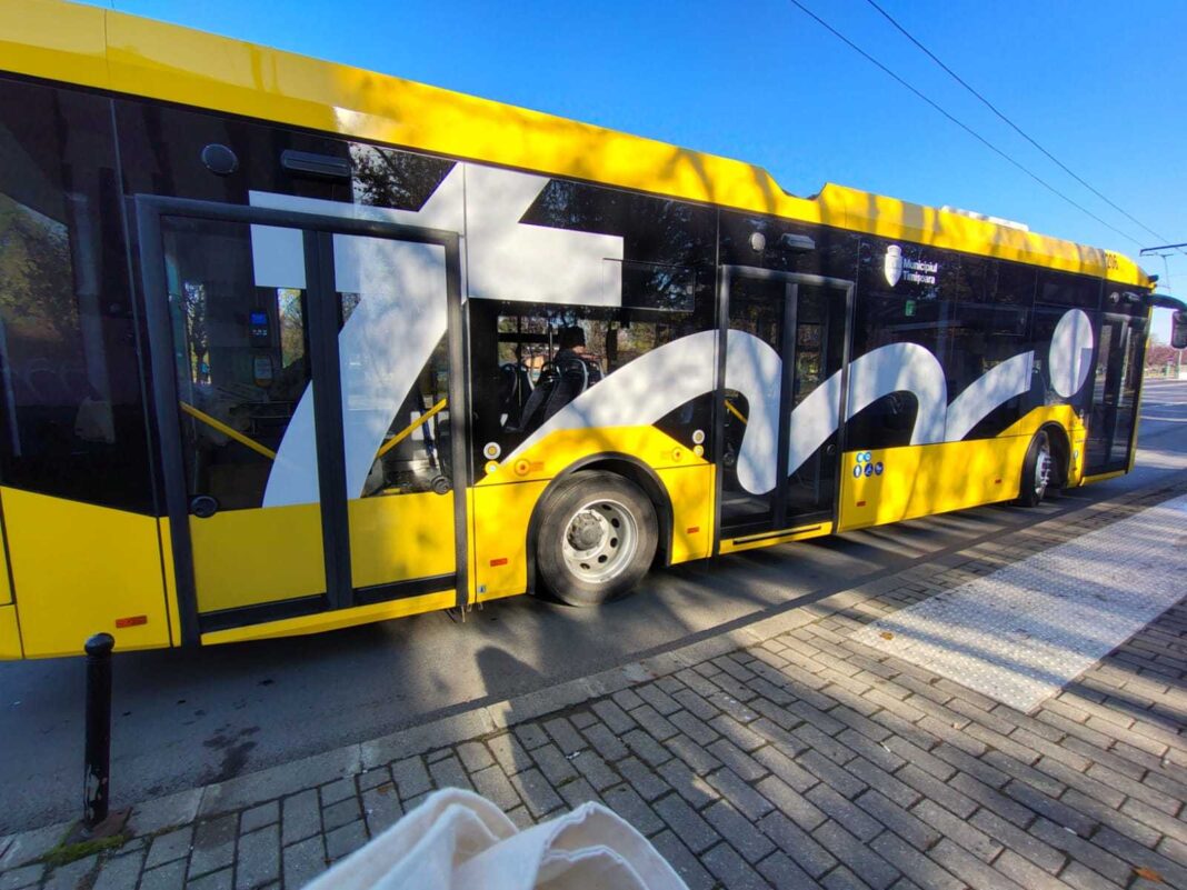NEWS.ro: Timişoara: Două femei aflate într-un troleibuz au căzut şi s-au rănit, după ce şoferul a pus o frână bruscă pentru a evita un accident/ Poliţiştii au deschis dosar penal