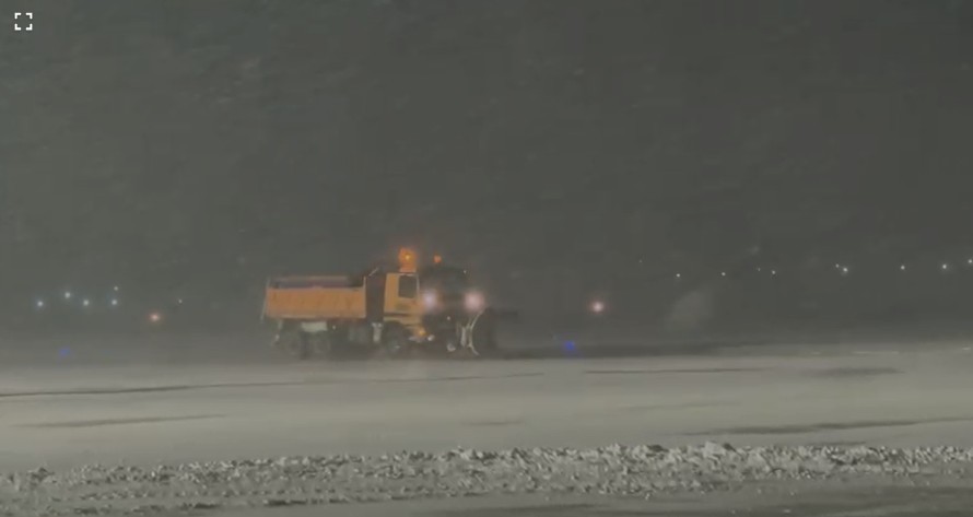 NEWS.ro: Trafic aerian în condiţii de iarnă, fără perturbări, pe aeroporturile din Capitală - FOTO, VIDEO