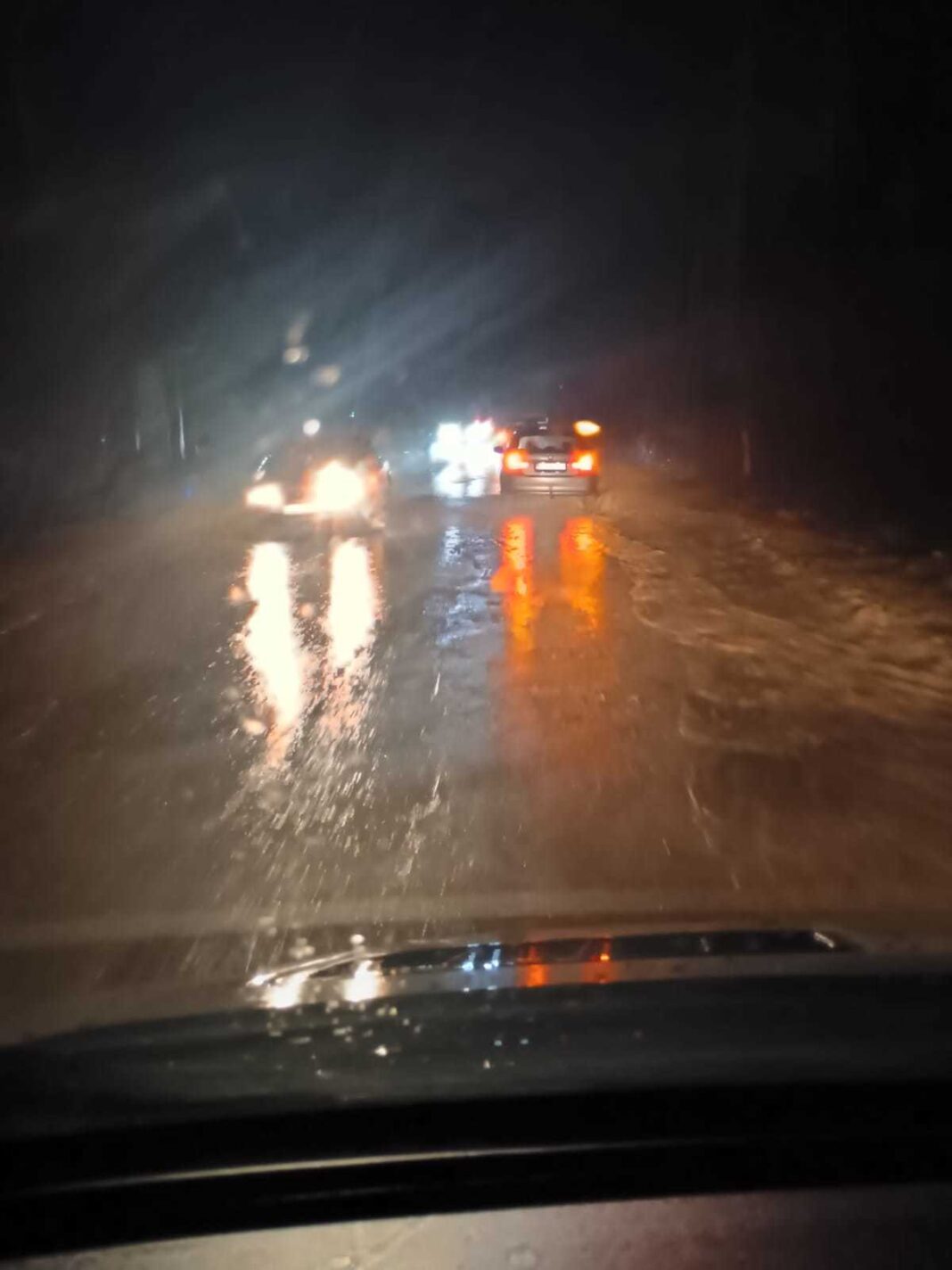 NEWS.ro: Trafic îngreunat pe DN10, în zona Sătuc, unde au ajuns pe carosabil cantităţi mari de apă - FOTO