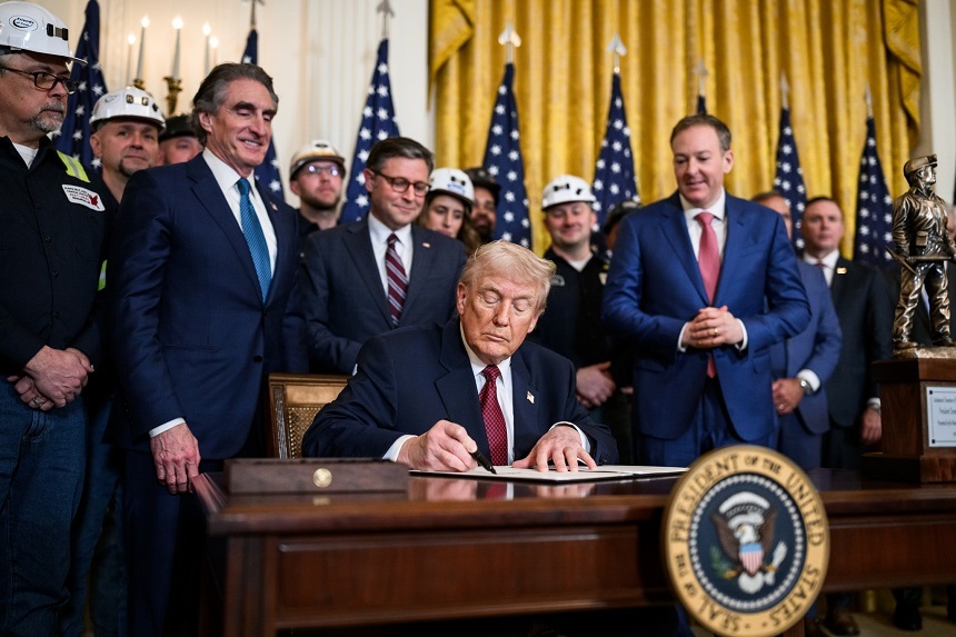 NEWS.ro: Trump a cerut armatei americane să cumpere energie electrică produsă din cărbune