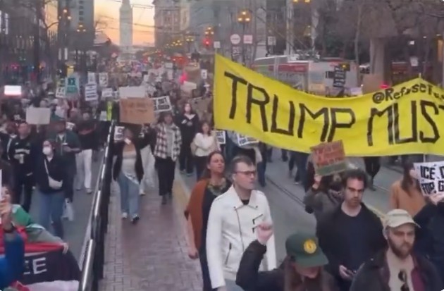 NEWS.ro: Trump ordonă Departamentului pentru Securitate Internă să nu intervină în protestele din oraşele conduse de democraţi, decât dacă este solicitat ajutor federal