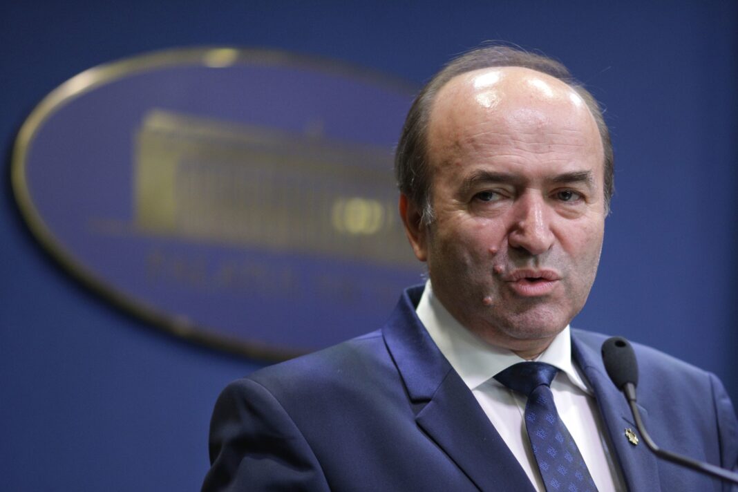 NEWS.ro: Tudorel Toader, despre obligaţia medicilor rezidenţi să profeseze în ţară: La Academia de Poliţie, de exemplu, se încheie un contract de şcolarizare / Trebuie văzută compatibilitatea cu normele europene, cu libertatea de circulaţie, libertatea muncii