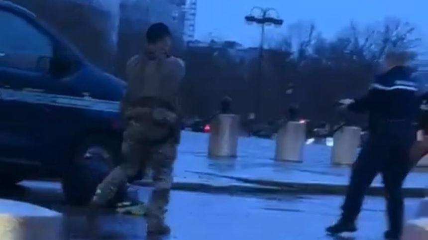 NEWS.ro: Un bărbat înarmat cu un cuţit ameninţă jandarmi la Arcul de Triumf, la Paris. Suspectul, rănit grav prin împuşcare, între viaţă şi moarte, de către un jandarm. Parchetul Antiterorist deschide o anchetă