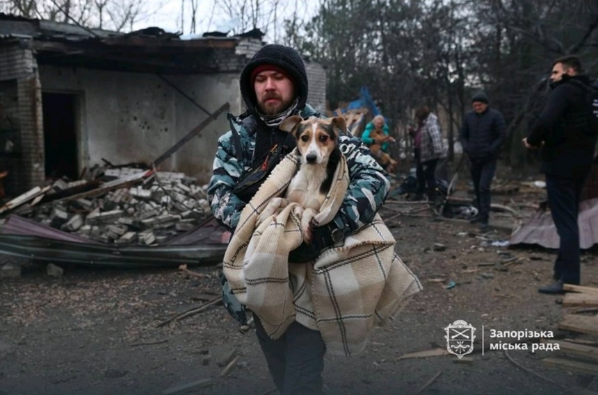 NEWS.ro: Un cuplu ucis în casă într-un atac rus în regiunea Zaporojie, un băiat de 14 ani rănit, în 517 atacuri cu dronă în 15 localităţi. Câini, ucişi şi răniţi într-un adăpost. 12.000 de abonaţi şi o centrală termică, fără curent