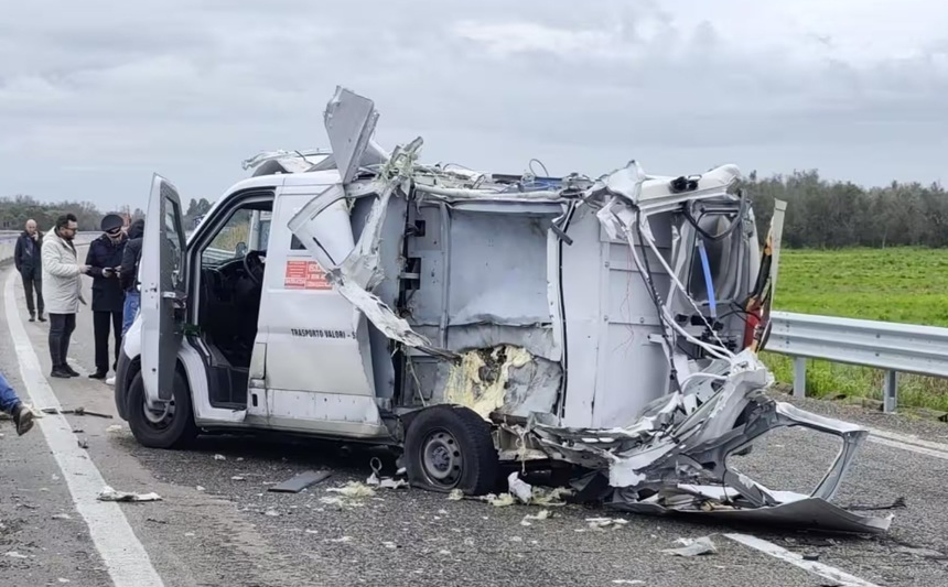 NEWS.ro: Un furgon blindat, atacat cu explozivi într-un jaf ratat, pe o autostradă, între automobile, în Italia, de către un comando cu cagule şi o Alfa Romeo cu girofar. Schimb de focuri cu carabinierii, fără răniţi. Fugă cu maşini furate. Doi bărbaţi, arestaţi î