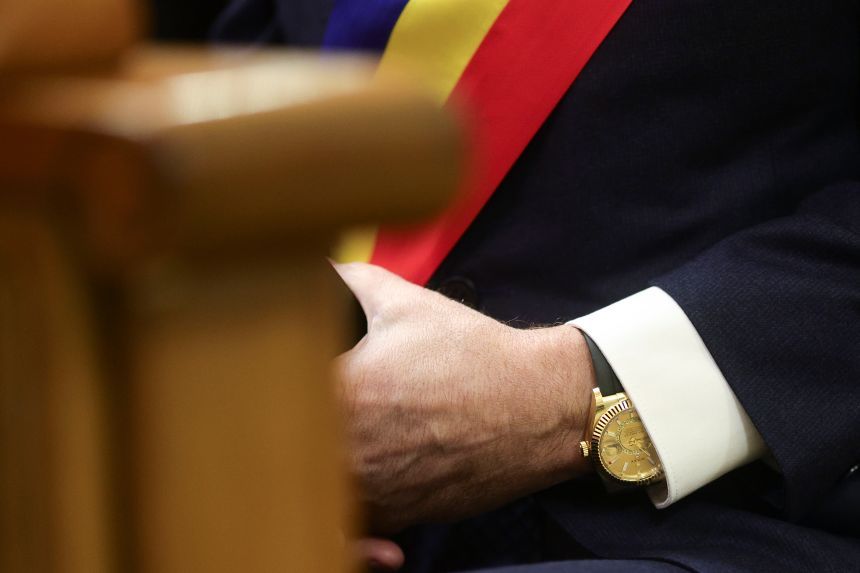 NEWS.ro: Un primar din Maramureş a venit la întâlnirea cu Ilie Bolojan, de la Parlament, având la mână un ceas de 40.000 de euro: „Ăsta nu e din administraţie luat. Eu am firmă, am dividende, se poate verifica, care-i problema”