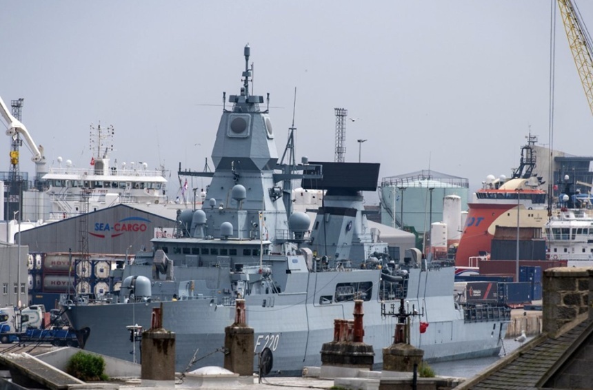 NEWS.ro: Un român şi un grec, arestaţi în Germania şi Grecia, suspectaţi de sabotarea unor nave ale Marinei germane, la Hamburg. Au pus pietriş în motorul unei corvete, au perforat conducte de apă, au scos capacele rezervoarelor de carburant şi dezactivat sistemul