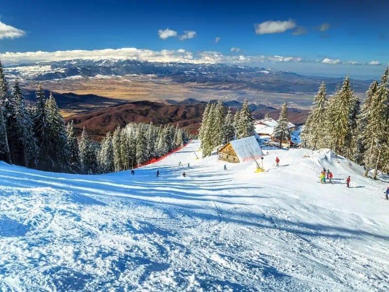 NEWS.ro: Un schior care a intrat într-o zonă neomologată ca pârtie a ajuns într-un pârâu