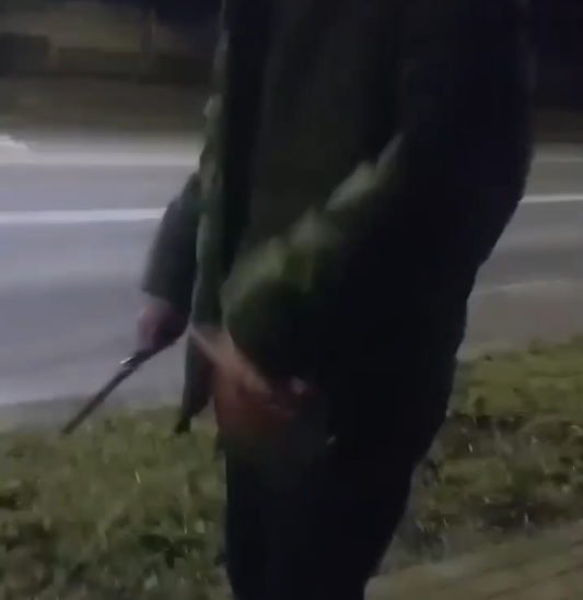 NEWS.ro: Un tânăr care îşi ameninţa cu cuţitul colegii, pe o stradă din Zalău, a fost imobilizat de jandarmi şi încătuşat - VIDEO