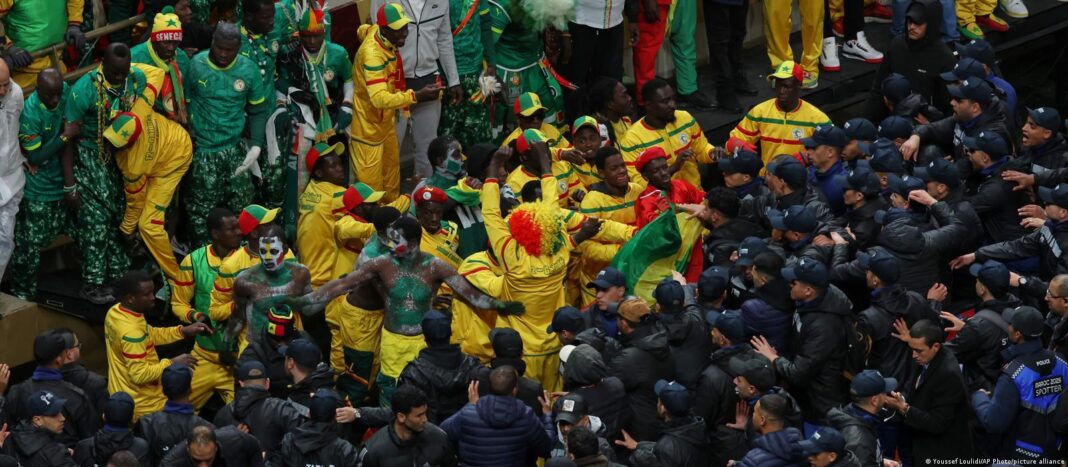 NEWS.ro: Un tribunal marocan a condamnat 19 suporteri la închisoare pentru huliganism la finala haotică a Cupei Africii pe Naţiuni / Unul dintre acuzaţi a leşinat la auzirea sentinţei