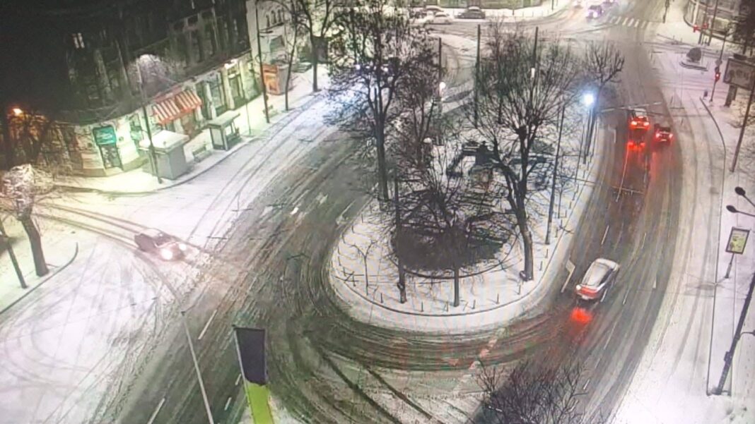 NEWS.ro: UPDATE - Cod portocaliu -  Efecte în 21 de localităţi din 14 judeţe şi în Bucureşti / 7 curse aeriene reţinute la sol pe Aeroportul Henri Coandă / Situaţia traficului – FOTO / VIDEO