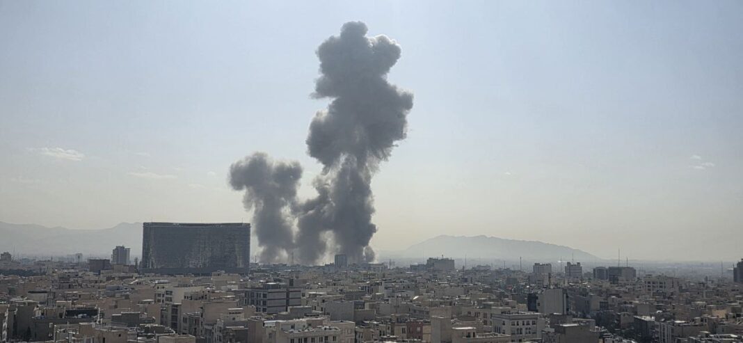 NEWS.ro: UPDATE - Israelul a lansat un atac preventiv asupra Iranului. Explozii la Teheran. Operaţiunea, planificată în coordonare cu Washingtonul / Spaţiul aerian al Israelului, închis pentru zboruri civile/ Liderul suprem Ali Khamenei, dus într-un loc sigur