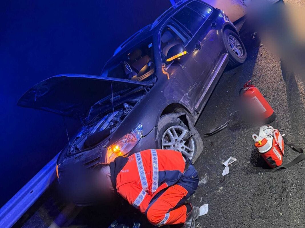 NEWS.ro: UPDATE - Olt: Traficul rutier pe Drumul Expres 12, blocat în urma unui accident rutier/ O maşină a lovit două persoane care s-ar fi aflat pe şosea/ Una dintre ele a murit, alta a fost rănită