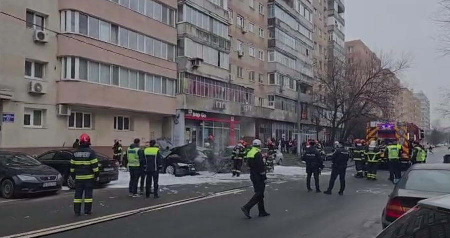 NEWS.ro: UPDATE - Puternic incendiu în Sectorul 6 al Capitalei – Au ars mai multe vehicule pe Bulevardul Constructorilor / Două persoane, surprinse în maşina de la care a pornit focul / O femeie de 51 de ani a murit, iar un bărbat primeşte îngrijiri