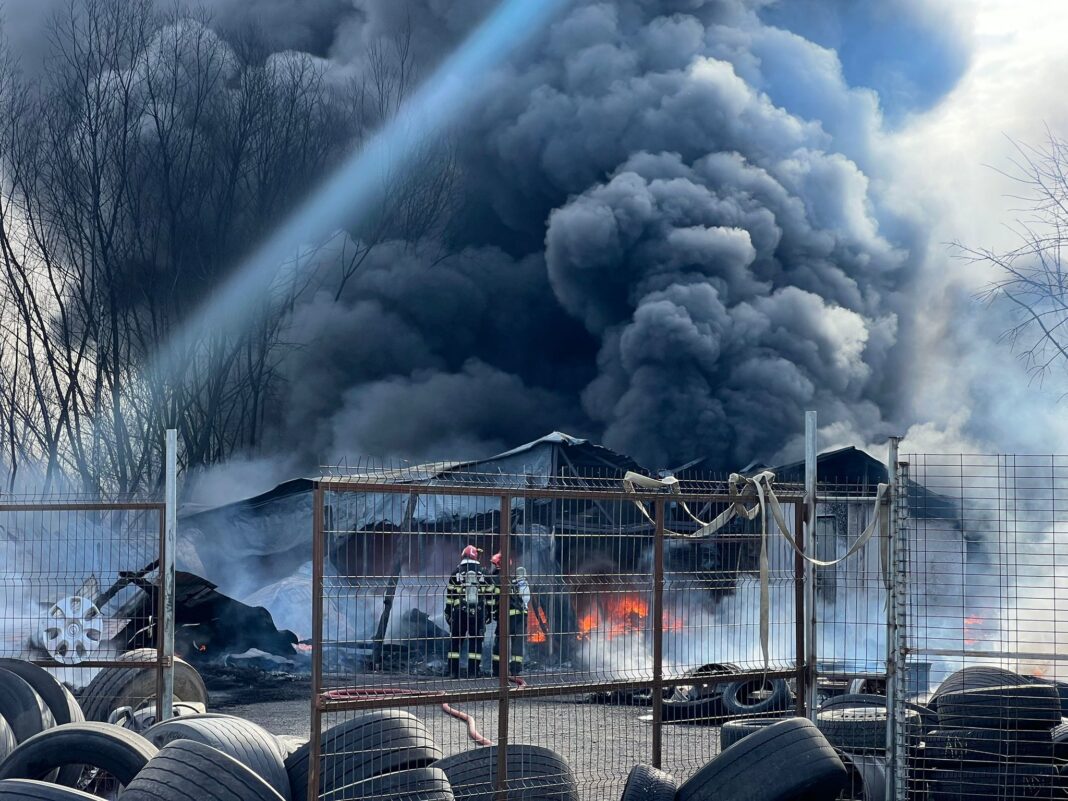 NEWS.ro: UPDATE - Puternic incendiu la o vulcanizare din judeţul Sibiu / Trafic oprit pe DN 1, la Veştem / Mesaj RO-Alert / Focul s-a extins la cauciucuri şi la vegetaţie uscată - FOTO / VIDEO