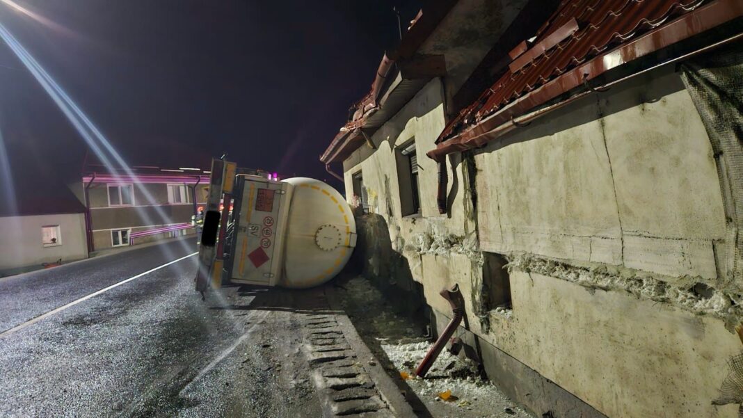NEWS.ro: UPDATE - Sibiu: O autocisternă care transporta gaz butan s-a răsturnat pe DN 1 / 20 de locuitori de pe o rază de un kilometru, evacuaţi / Trafic blocat