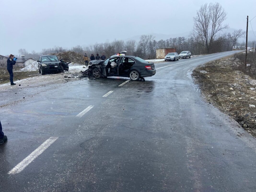 NEWS.ro: Vâlcea: Cinci persoane au fost răniite, după un accident provocat de un tânăr de 18 ani care nu a adaptat viteza maşinii într-o curbă periculoasă