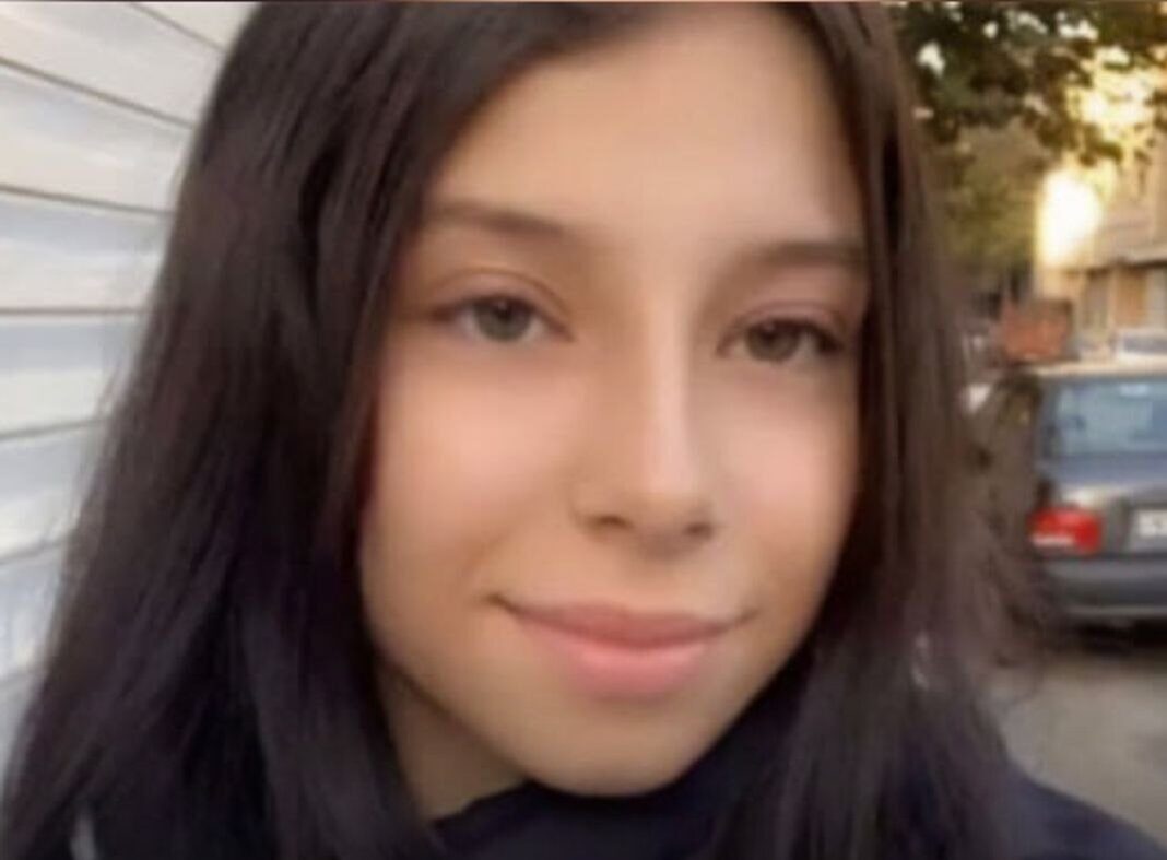 O elevă iraniană în vârstă de 16 ani a fost arestată luna trecută la domiciliul ei din orașul Karaj și ar putea fi condamnată la moarte