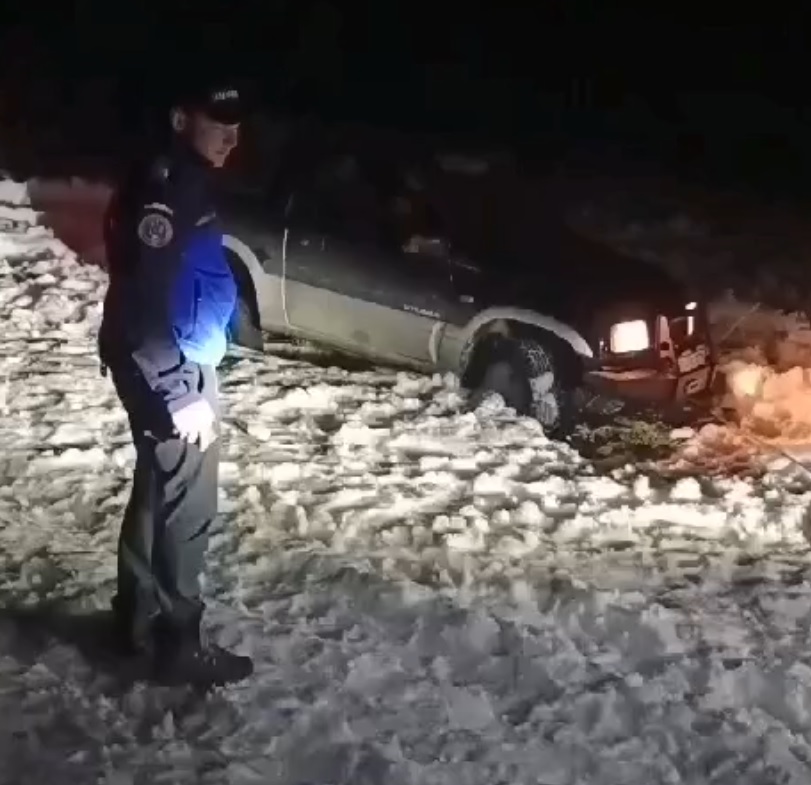 O familie cu trei copii, salvată din Munții Apuseni / Voiau să ajungă la Vârful Bihor și au rămas cu mașina înzăpezită