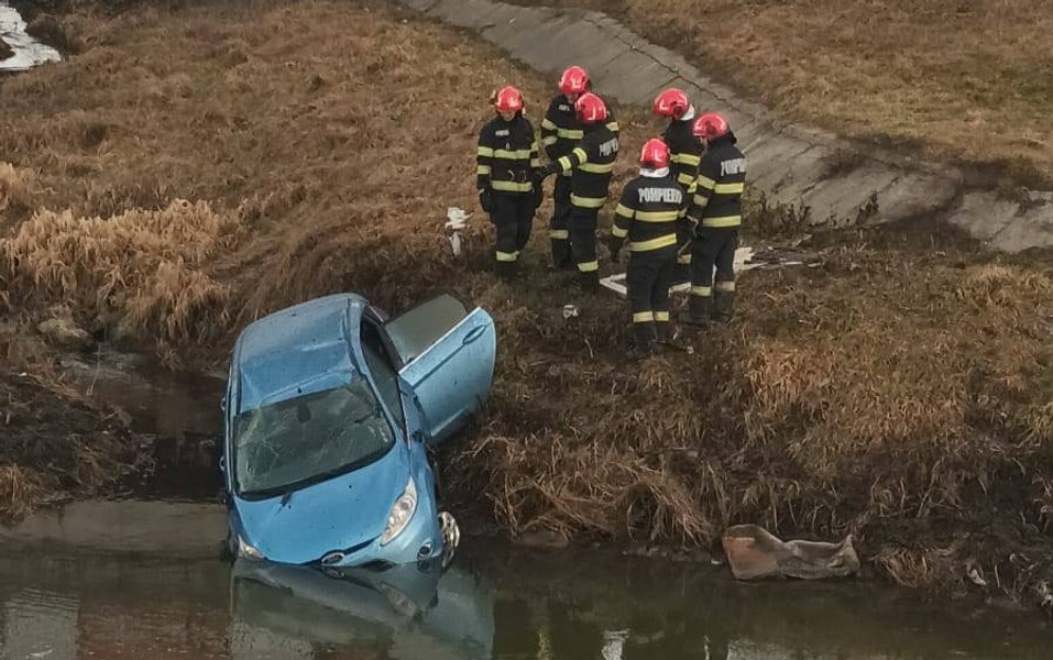 O femeie a ajuns cu mașina în râul Bahlui din Iași. Ea a reușit să se salveze singură